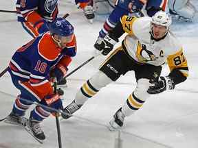 Sidney Crosby en action contre les Oilers d'Edmonton lundi.  Les Oilers ont défait les Penguins de Pittsburgh 6-3.