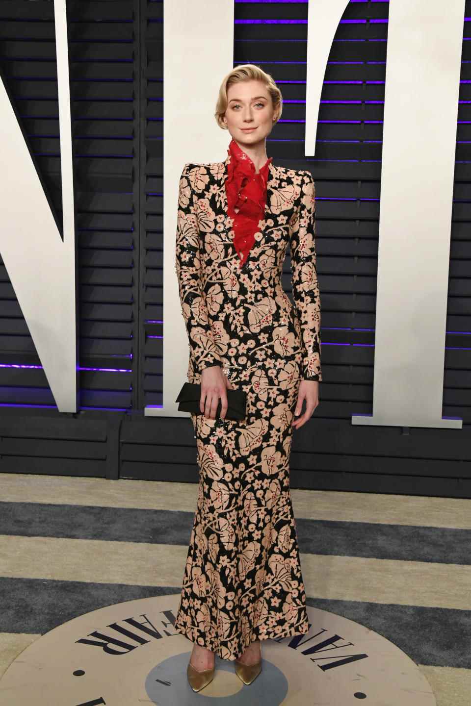 Une photo d'Elizabeth Debicki portant une robe à fleurs sur le tapis rouge de la Vanity Fair Oscar Party 2019