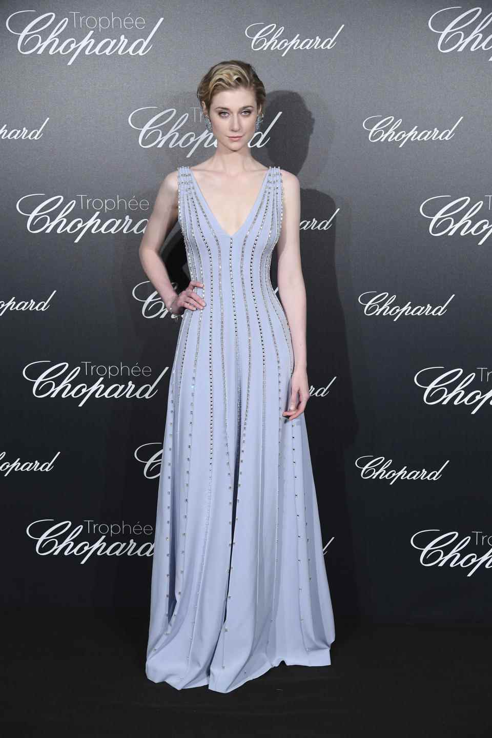 Elizabeth Debicki pose dans une robe bleu pâle lors d'un événement au Festival de Cannes 2018 