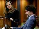 La vice-première ministre et ministre des Finances Chrystia Freeland regarde le premier ministre Justin Trudeau alors qu'elle présente le budget à la Chambre des communes dans une photo d'archive du 19 avril 2021. 