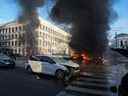 Des voitures brûlent après une frappe militaire russe, alors que l'invasion russe de l'Ukraine se poursuit, dans le centre de Kyiv, Ukraine le 10 octobre 2022. REUTERS/Gleb Garanich