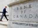 Le gouverneur de la Banque du Canada, Tiff Macklem, marche à l'extérieur de l'édifice de la banque à Ottawa.