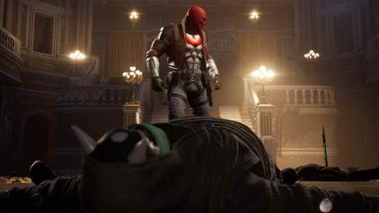 Gotham Knights - Red Hood se tient au-dessus d'un ennemi assommé
