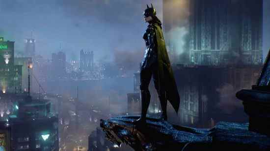 Critique de Gotham Knights – Batgirl se tient sur un grotesque, surplombant Gotham City