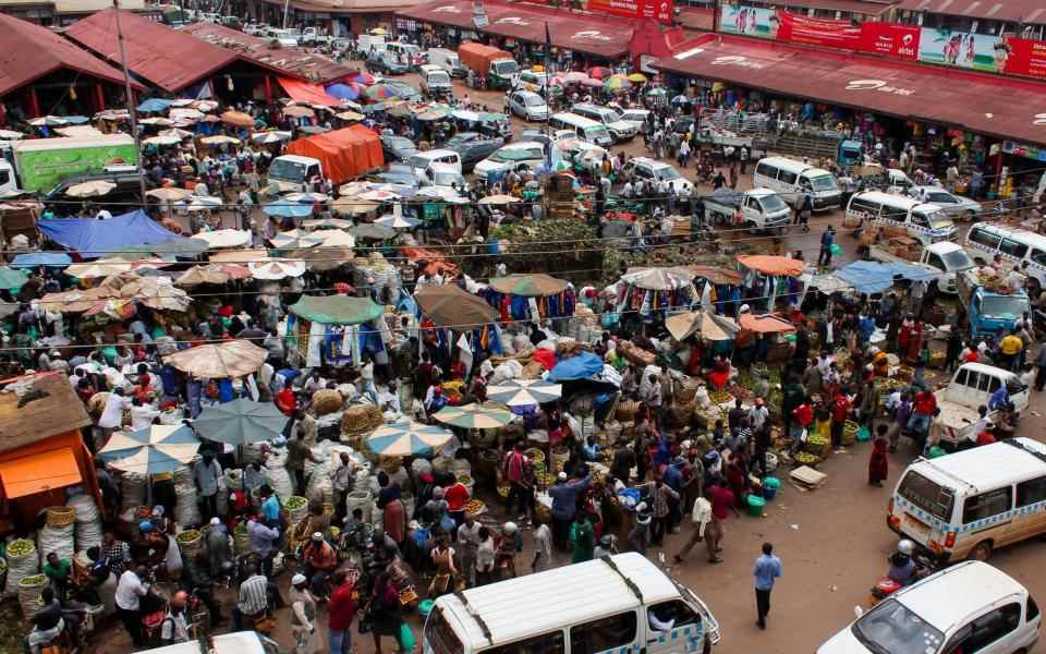 Kampala est divisée entre des établissements informels et des bidonvilles où la maladie pourrait se propager facilement et des domaines luxuriants et des communautés fermées - Sam Pollitt / Alamy 