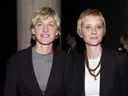 Dans cette photo d'archive du 19 février 2000, la comédienne Ellen DeGeneres (à gauche) et l'actrice Anne Heche sont vues au dîner annuel de collecte de fonds pour les droits de l'homme à Los Angeles.