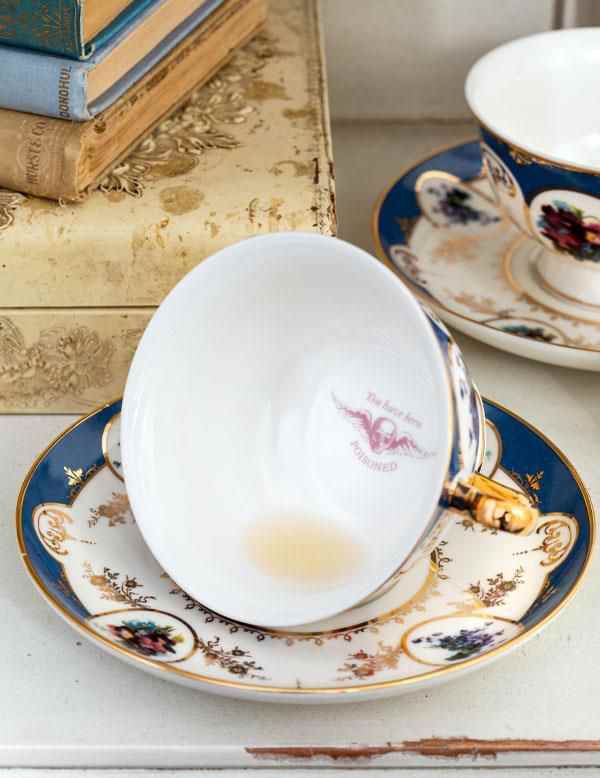 tasse de thé avec le texte VOUS AVEZ ÉTÉ EMPOISONNE au fond pour être révélé lorsque la tasse de thé est vide