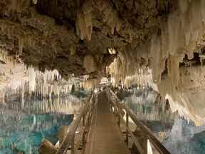 À la Crystal Cave, des stalactites entourent un lac souterrain clair de 16 mètres de profondeur.  CYNTHIA MCLEOD/SOLEIL DE TORONTO