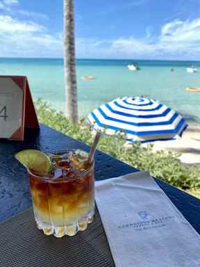 Détendez-vous avec un cocktail Dark 'n' Stormy tout en dînant en plein air au restaurant Breezes à Cambridge Beaches aux Bermudes.  CYNTHIA MCLEOD/SOLEIL DE TORONTO