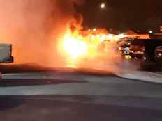 Incendie criminel suspecté d'être un véhicule de police et une ambulance incendiée dans un incendie en Colombie-Britannique