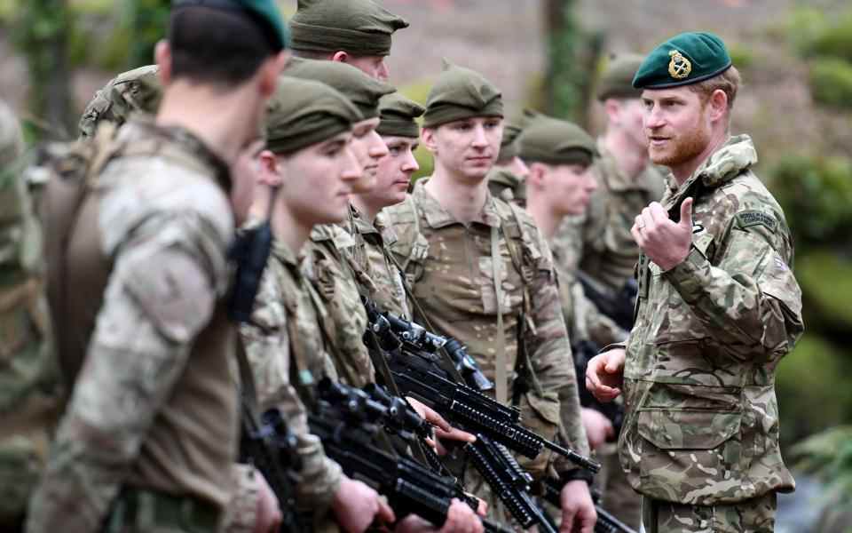 Le duc de Sussex lors d'une visite au 42 Commando Royal Marines à Bickleigh – Finnbarr Webster/PA