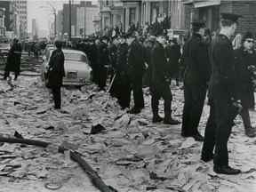 La rue Mackay était jonchée de papiers éparpillés lors de l'émeute de l'Université Sir George Williams le 12 février 1969.