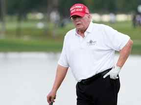 L'ancien président Donald Trump se tient sur le 18e green lors du tournoi Pro-Am avant la série LIV Golf au Trump National Doral à Miami le 27 octobre 2022.