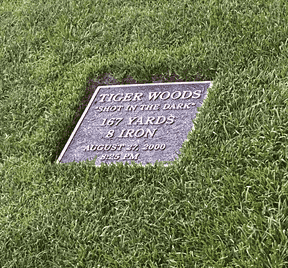 Une plaque marque le sport où Tiger Woods a réalisé son célèbre 