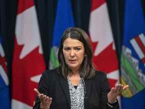 Danielle Smith tient sa première conférence de presse en tant que première ministre à Edmonton le 11 octobre.