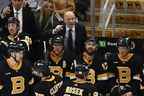 L'entraîneur-chef des Bruins de Boston, Jim Montgomery, discute avec ses joueurs au cours de la troisième période contre les Red Wings de Detroit au TD Garden.