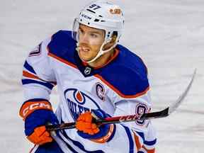 Connor McDavid des Oilers d'Edmonton pendant le hockey de la LNH au Scotiabank Saddledome de Calgary le samedi 29 octobre 2022.