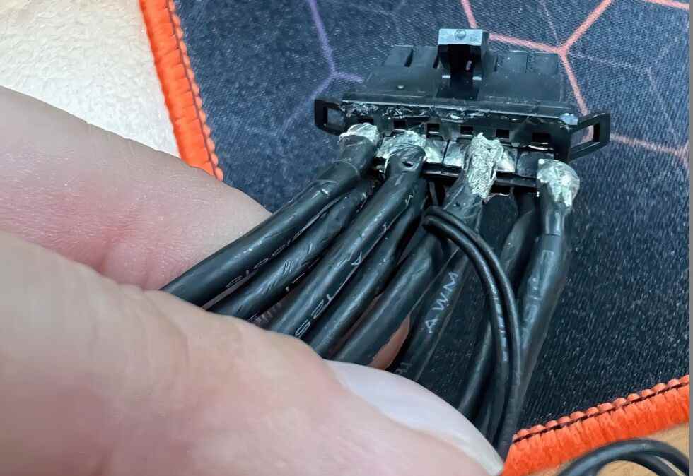 La soudure à l'intérieur du câble de l'adaptateur secteur de Nvidia peut être endommagée si les câbles sont trop déplacés ou pliés.