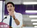 Le premier ministre Justin Trudeau prend la parole lors d'une conférence de presse alors qu'il visite le supermarché Memon à Pickering, en Ontario.