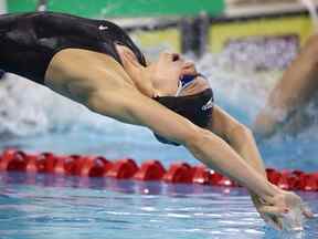 Summer McIntosh du Canada participe à une série féminine de 200 m dos lors de la Coupe du monde de natation FINA au Pan Am Sports Centre le 30 octobre 2022 à Toronto.