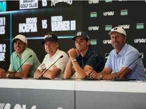 26 octobre 2022 ;  Miami, Floride, États-Unis ;  Phil Mickelson est assis à côté de Joaquin Niemann, Ian Poulter et Brooks Koepka lors d'une conférence de presse avant la série LIV Golf au Trump National Doral.
