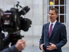 Le chancelier de l'Échiquier, Jeremy Hunt, participe à une interview télévisée devant la BBC Broadcasting House le 15 octobre 2022 à Londres.