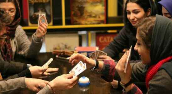 Alors que la jeunesse iranienne proteste, les cafés de jeux de société et D&D fournissent à la communauté