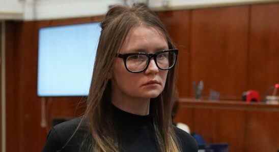 Anna Sorokin, sujet de "Inventing Anna", est assignée à résidence et combat l'expulsion