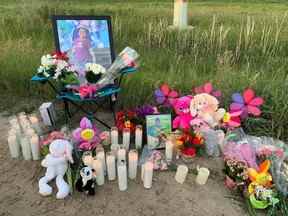 Photos de Jemimah Bunadalian, trois ans, assise près de bougies lors d'une veillée pour la fille de Winnipeg le 10 juillet 2021 dans cette photo fournie le 26 mai 2022. Une audience de détermination de la peine pour un homme de Winnipeg qui a plaidé coupable de meurtre au deuxième degré en la mort de sa fille de trois ans doit avoir lieu aujourd'hui.
