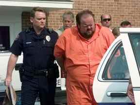 Des responsables escortent le suspect de meurtre Alan Eugene Miller loin de la prison de Pelham City en Alabama, le 5 août 1999.