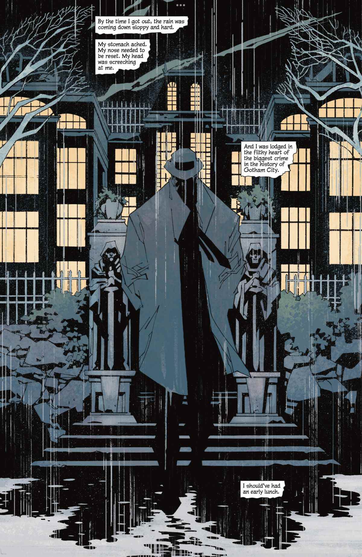 Slam Bradley, sa silhouette noire vêtue d'un trench-coat gris et d'un feutre, marche sur le chemin ornemental loin des lumières rougeoyantes de Wayne Manor.  La pluie tombe en stries sales, dans Gotham City: Year One #1 (2022). 