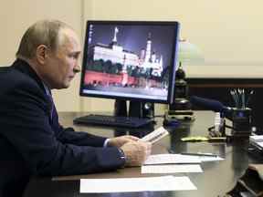 Le président russe Vladimir Poutine assiste à une réunion sur les questions économiques par vidéoconférence à la résidence Novo-Ogaryovo à l'extérieur de Moscou, en Russie, le jeudi 6 octobre 2022.