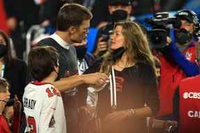 Tom Brady # 12 des Tampa Bay Buccaneers célèbre avec Gisele Bundchen après avoir remporté le Super Bowl LV au Raymond James Stadium le 07 février 2021 à Tampa, en Floride.