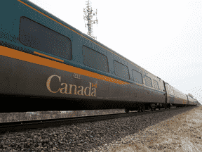 Train de voyageurs Via Rail près d'Ottawa.  TONY CALDWELL, Postmédia.