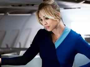 Kaley Cuoco joue Cassandra Bowden dans The Flight Attendant.  Des dossiers.