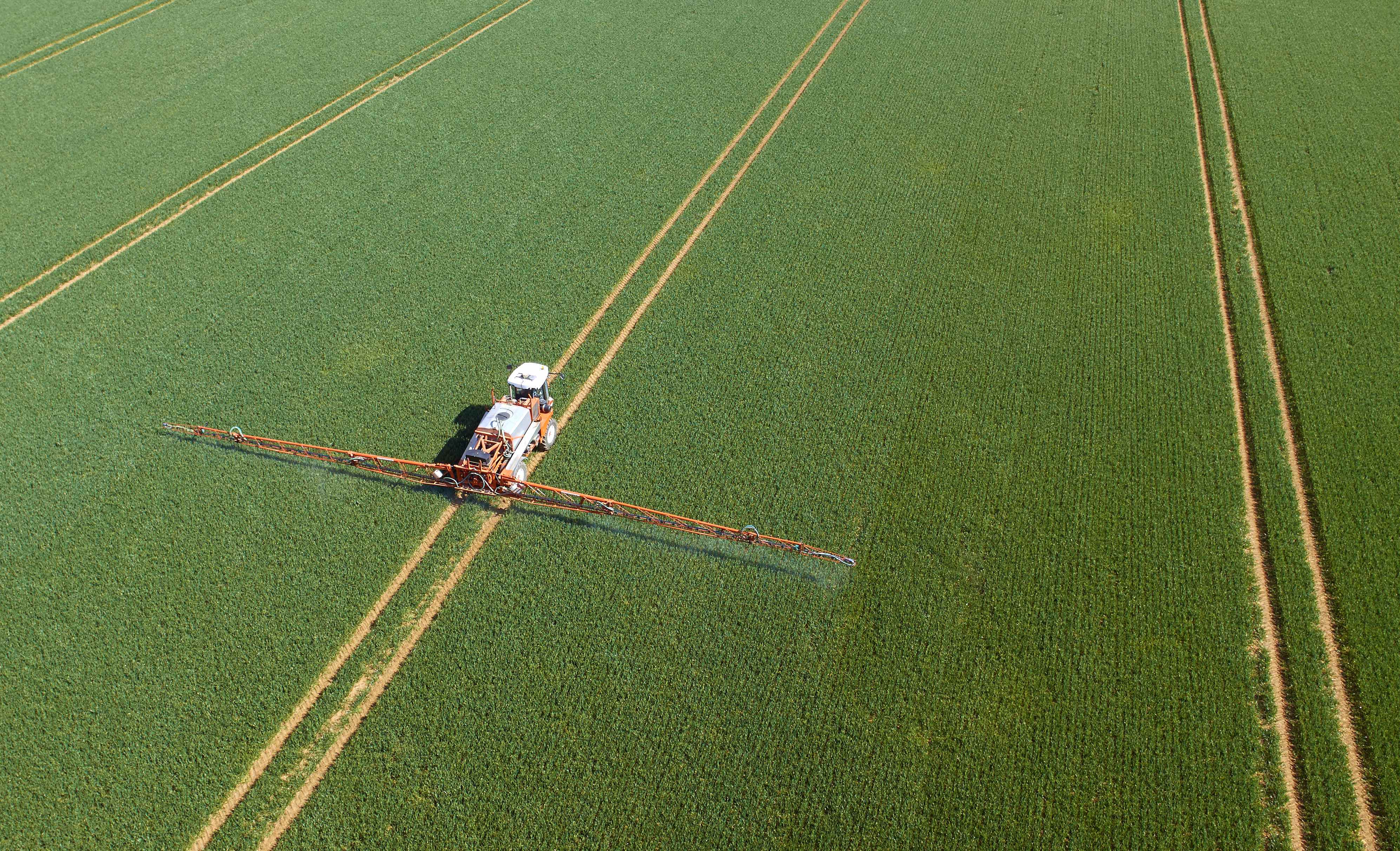 Pulvérisateur agricole en vue aérienne sur le terrain ;  agtech