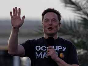 Elon Musk, directeur général de Tesla et de SpaceX, fait des gestes lors d'une conférence de presse conjointe avec le PDG de T-Mobile Mike Sievert (non illustré) à la SpaceX Starbase, à Brownsville, Texas, le 25 août 2022.