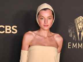 Emma Corrin assiste aux Emmy Awards 2021 à Los Angeles, le 19 septembre 2021.