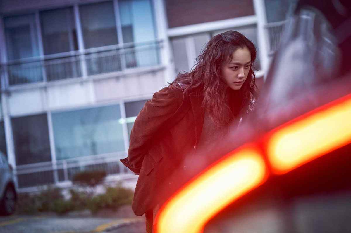 Seo-rae (Tang Wei) regarde par la fenêtre d'une voiture dans un parking dans Décision de partir