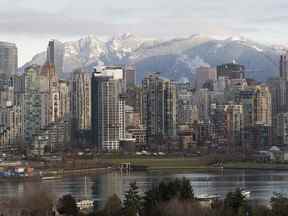 Entouré par un océan à l'ouest, des montagnes au nord, la frontière américaine au sud et des millions d'hectares de terres agricoles protégées à l'est du centre-ville, Metro Vancouver a peu de place pour étendre son empreinte industrielle.