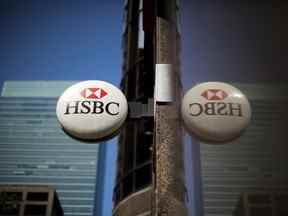 La signalisation de HSBC Holdings Plc est accrochée à l'extérieur d'une succursale bancaire dans le quartier financier de Toronto.