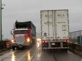 Le détournement de camion est une entreprise criminelle de longue date.  Des camions de transport transfrontalier se croisent sur le pont Peace à la frontière canado-américaine à Buffalo, NY, le 10 janvier 2018.
