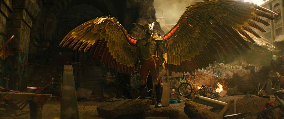 Hawkman déploie ses énormes ailes métalliques dans Black Adam. 