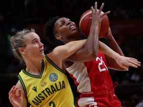 Nirra Fields du Canada, à droite, et Kristy Wallace d'Australie se battent pour le ballon lors du match pour la médaille de bronze de la Coupe du monde de basketball féminin FIBA ​​2022 au Superdome de Sydney à Sydney, en Australie, le samedi 1er octobre 2022.