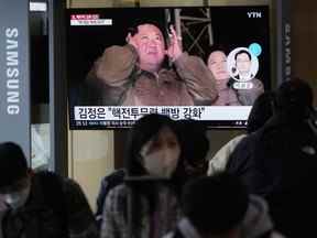 Un écran de télévision montre une image du dirigeant nord-coréen Kim Jong Un et de son épouse Ri Sol Ju lors d'un programme d'information à la gare de Séoul, en Corée du Sud, le lundi 10 octobre 2022.