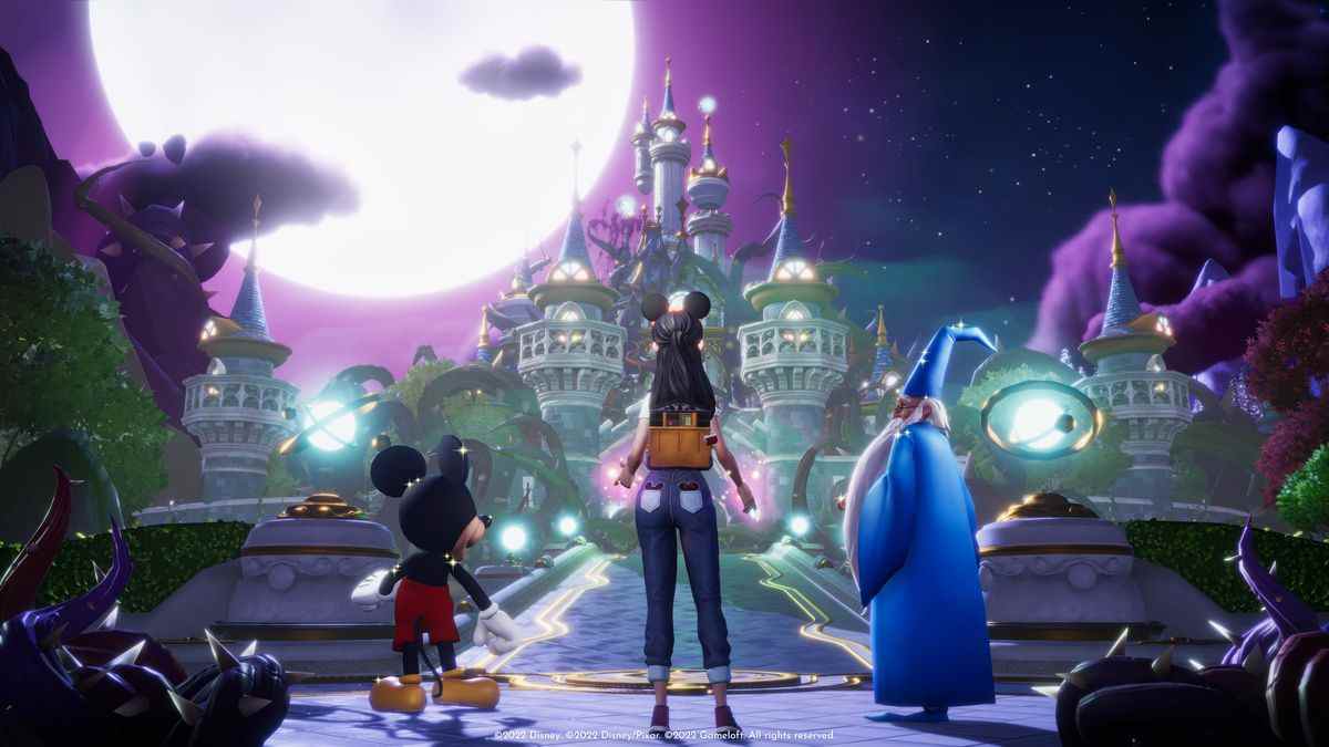 Un personnage se tient à côté de Mickey et d'un sorcier dans une capture d'écran de Disney Dreamlight Valley.  Le trio fait face à un château.