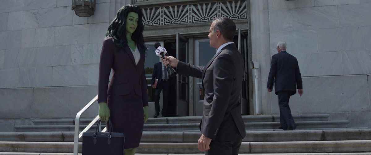 Un journaliste interviewant She-Hulk sur les marches du palais de justice