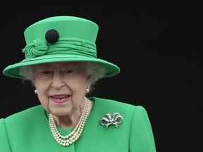 La reine Elizabeth II se tient sur le balcon lors du concours du jubilé de platine au palais de Buckingham à Londres, le dimanche 5 juin 2022, le dernier des quatre jours de célébrations marquant le jubilé de platine.