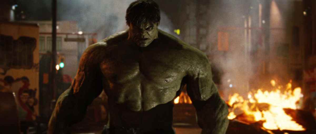 Hulk, visiblement très en colère, dans une rue en feu dans L'Incroyable Hulk (2008).