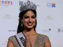 Miss Univers 2021 Harnaaz Sandhu (Miss Inde) s'adresse aux journalistes après avoir remporté le 70e concours de beauté Miss Univers dans la ville côtière d'Eilat, dans le sud de la mer Rouge, en Israël, le 13 décembre 2021. 